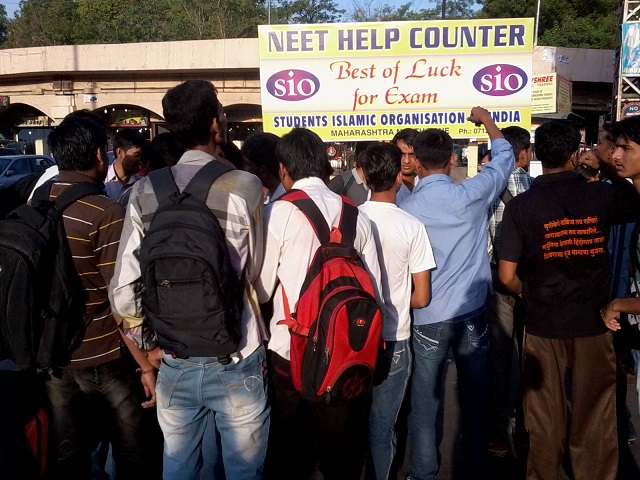 SIO Nagpur’s help counters for students appearing for NEET